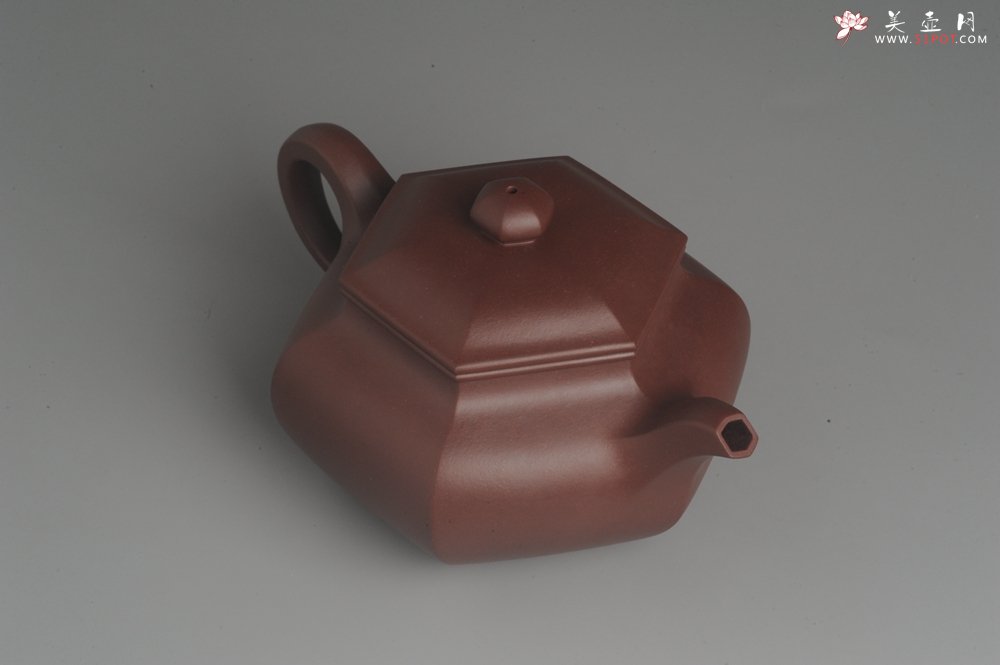 紫砂壶图片：实力派张海艳全手工精工油润底曹青六方仿古壶 气势磅礴 线面挺括平正 - 美壶网