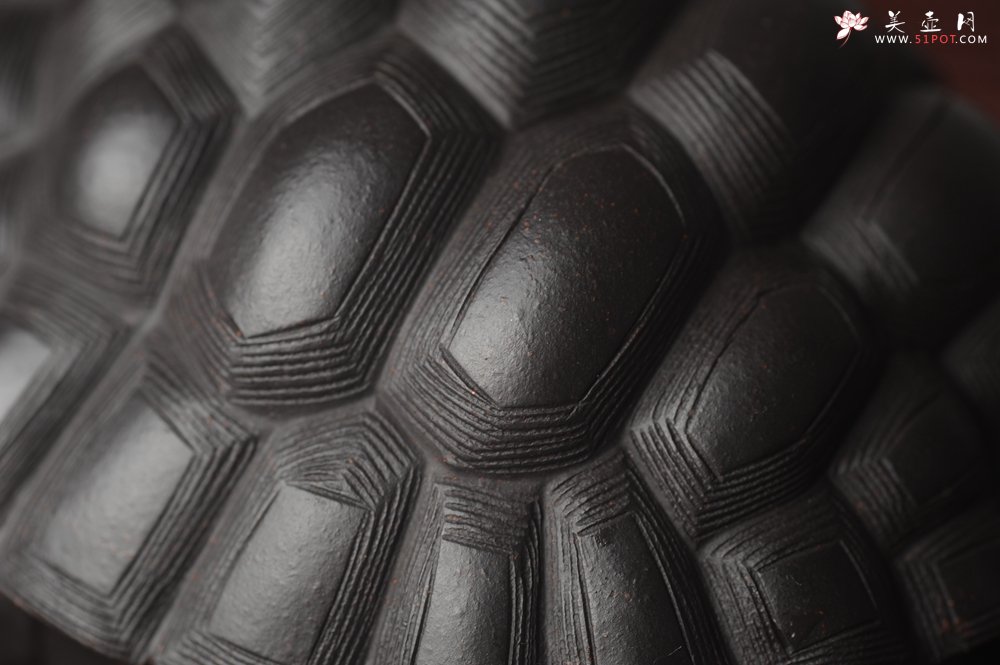 紫砂壶图片：美宠中秋特惠 精致黑料忍者寿龟 长14cm宽9.5cm高7cm - 美壶网