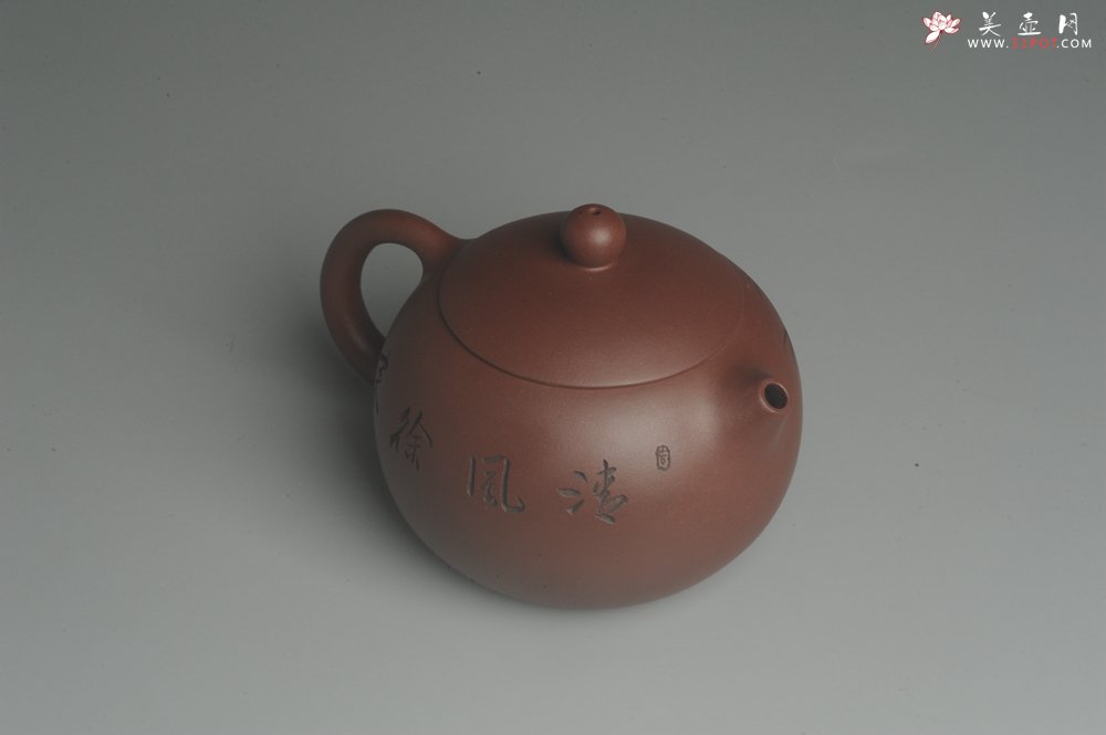 紫砂壶图片：美壶特惠 精致紫泥西施茶壶 精刻赏竹图 茶人醉爱 - 美壶网