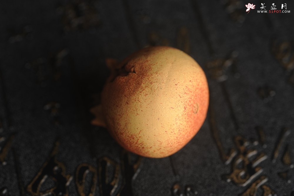 紫砂壶图片：美宠特惠 精致石榴紫砂茶宠 多子多福 直径4cm左右 - 美壶网