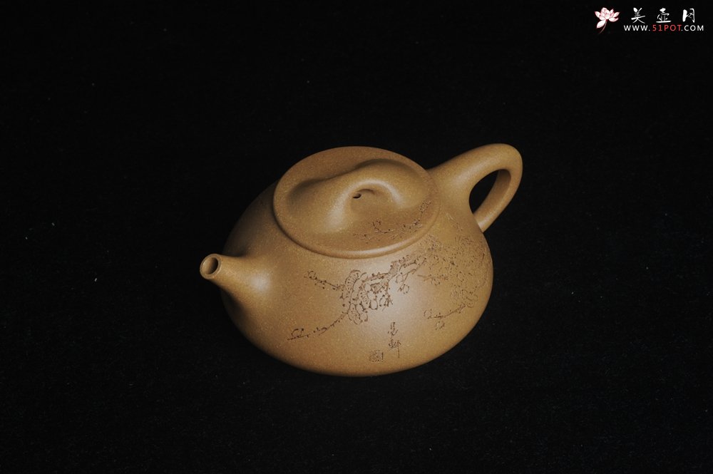 紫砂壶图片：潜力股周小培全手工老黄段泥（家藏老料 油润无比 识者自知）景舟石瓢 装饰梅花香图 文气 - 美壶网
