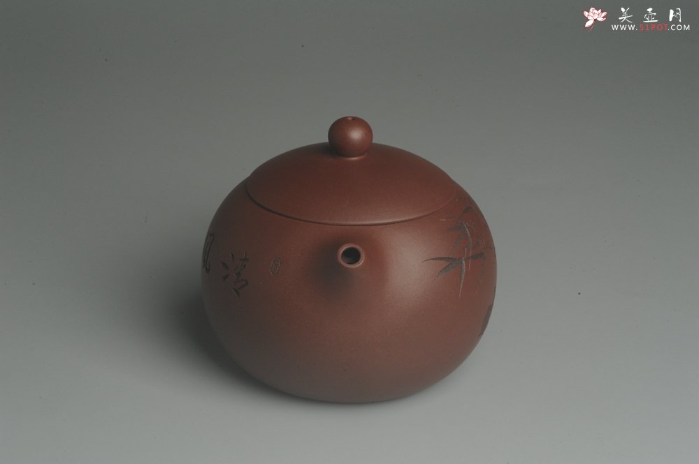 紫砂壶图片：美壶特惠 精致紫泥西施茶壶 精刻赏竹图 茶人醉爱 - 美壶网
