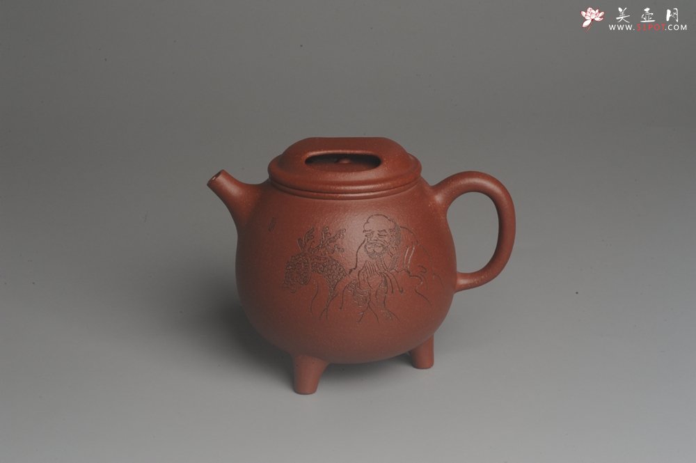 紫砂壶图片：美壶特惠 助工精工降坡泥三足牛盖壶 装饰人物特文气 - 美壶网