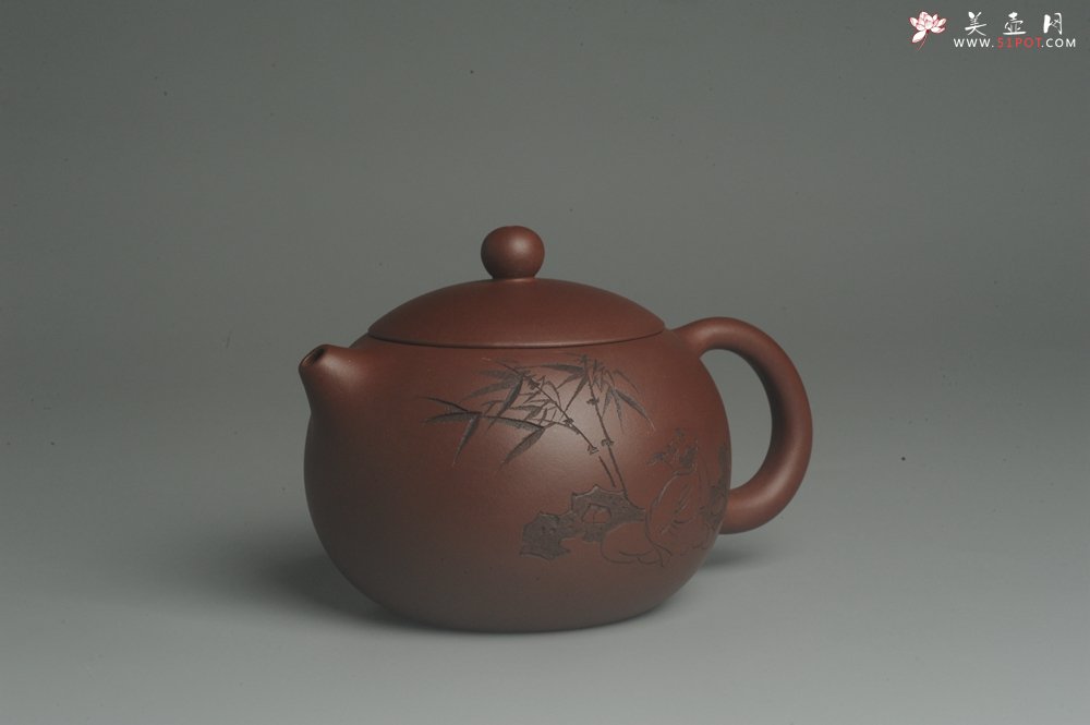 紫砂壶图片：美壶特惠 精致紫泥西施茶壶 精刻赏竹图 茶人醉爱 - 美壶网