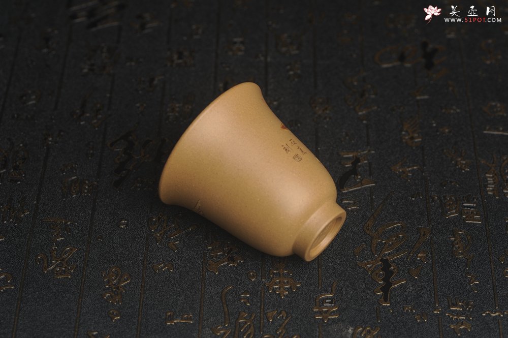 紫砂壶图片：美杯国庆特惠 精品好泥好工好刻雅致泥绘山水主人杯 茶人醉爱 - 美壶网