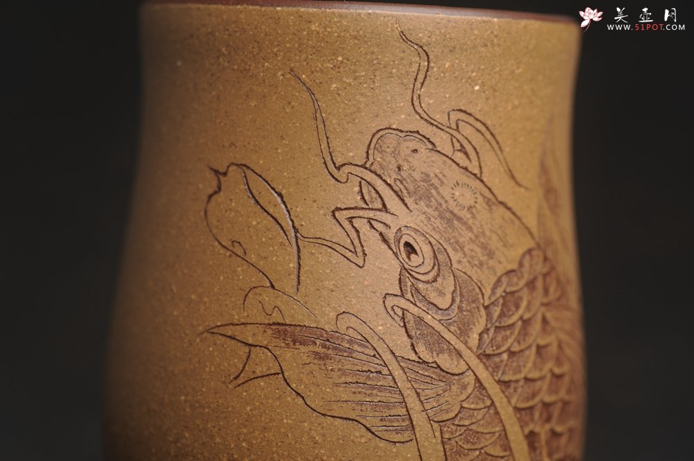 紫砂壶图片：美杯特惠 精品好泥好工好刻雅致特厚实鱼跃主人杯二式 茶人醉爱 - 美壶网