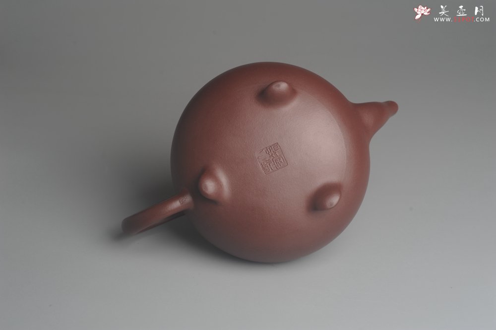 紫砂壶图片：油润底曹青 全手工三足致远 饱满厚重大气 - 美壶网