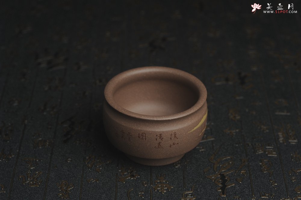 紫砂壶图片：美杯国庆特惠 精品好泥好工好刻雅致厚实泥绘山水主人杯 茶人醉爱 - 美壶网