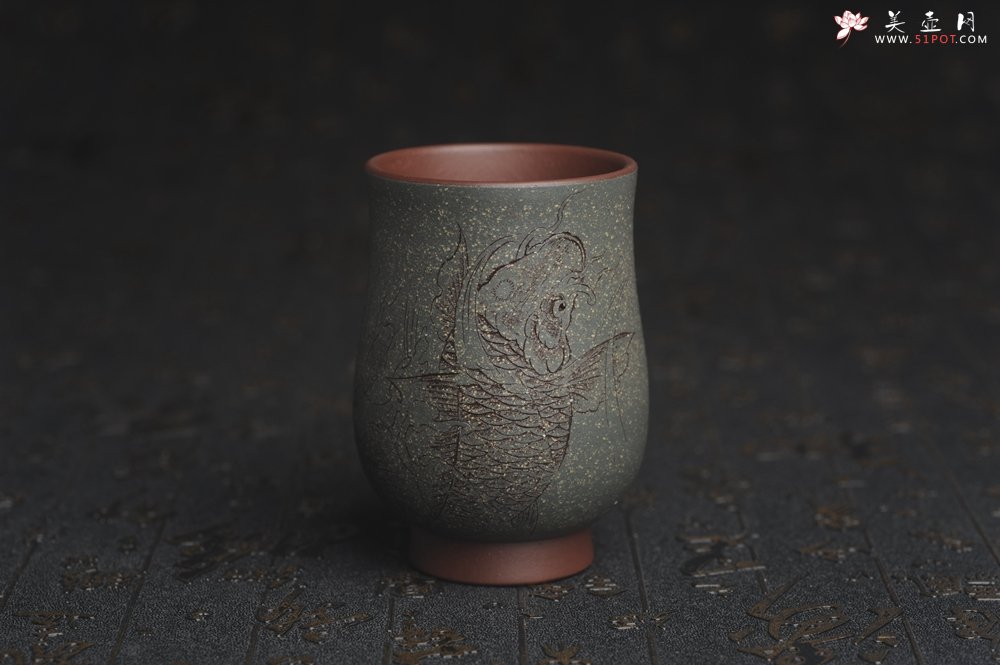 紫砂壶图片：美杯国庆特惠 精品好泥好工好刻雅致特厚实鱼跃主人杯 茶人醉爱 - 美壶网