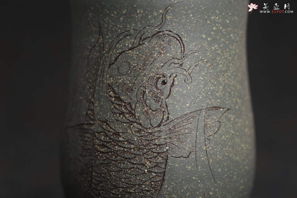 紫砂壶图片：美杯国庆特惠 精品好泥好工好刻雅致特厚实鱼跃主人杯 茶人醉爱 - 美壶网