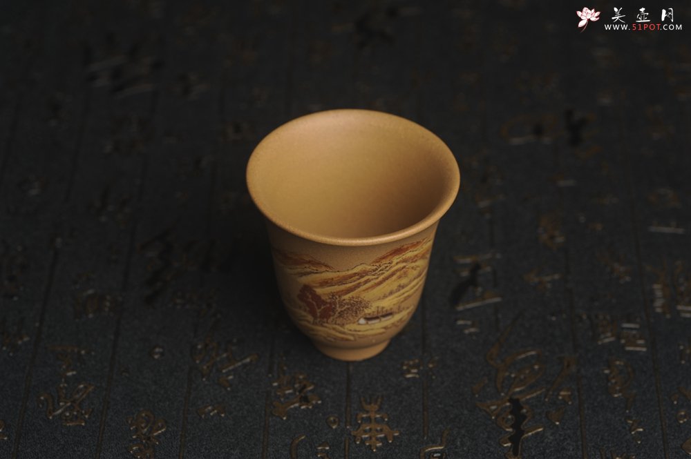 紫砂壶图片：美杯国庆特惠 精品好泥好工好刻雅致泥绘山水主人杯 茶人醉爱 - 美壶网