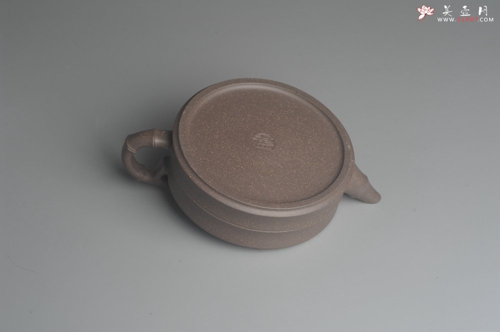 紫砂壶图片：美壶特惠 精致青灰段竹扁套壶 一壶（280ml）二杯（每个100ml） - 美壶网