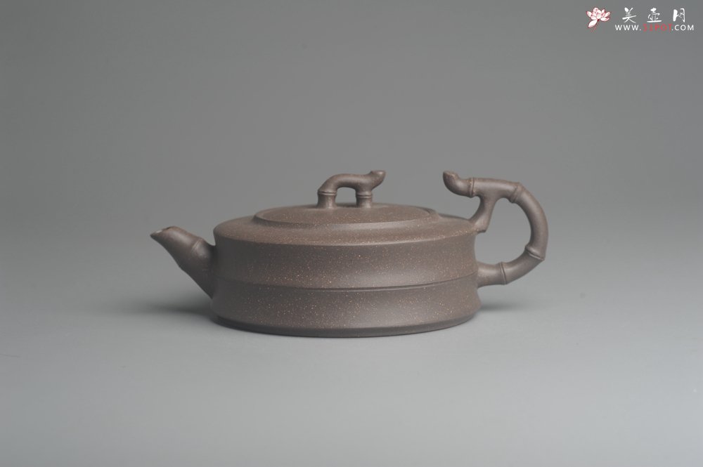 紫砂壶图片：美壶特惠 精致青灰段竹扁套壶 一壶（280ml）二杯（每个100ml） - 美壶网