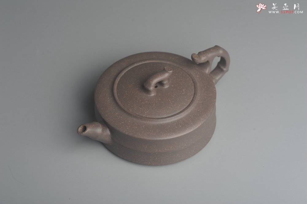 紫砂壶图片：美壶特惠 精致青灰段竹扁套壶 一壶（280ml）二杯（每个100ml） - 美壶网