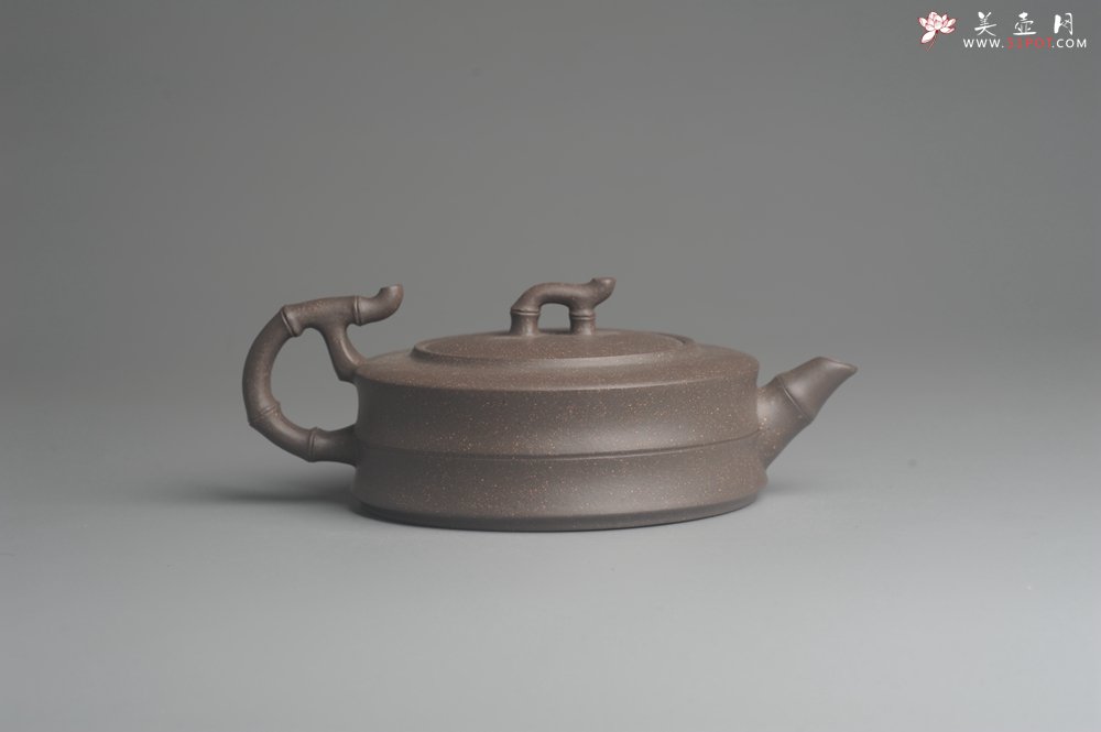 紫砂壶图片：美壶特惠 精致青灰段竹扁套壶 一壶（280ml）二杯（每个100ml） - 美壶网