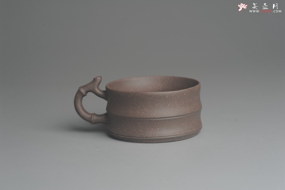 紫砂壶图片：美壶特惠 精致青灰段竹扁套壶 一壶（280ml）二杯（每个100ml） - 美壶网