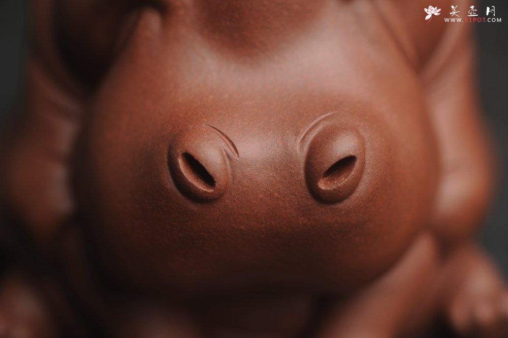 紫砂壶图片：美宠特惠 精品优质紫泥财大气粗 河马 紫砂茶宠摆件 长11cm宽8cm高8cm - 美壶网