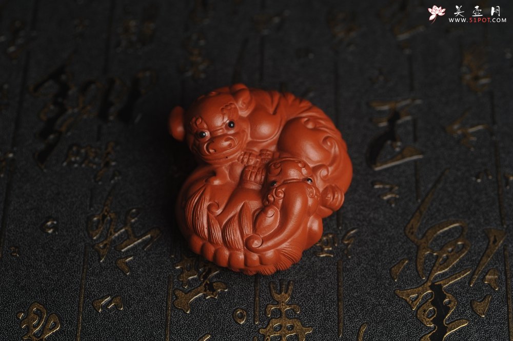 紫砂壶图片：美宠特惠 精致大红袍朱泥镇宅对狮子紫砂茶宠摆件 长6.5cm宽5.5cm高3.5cm - 美壶网