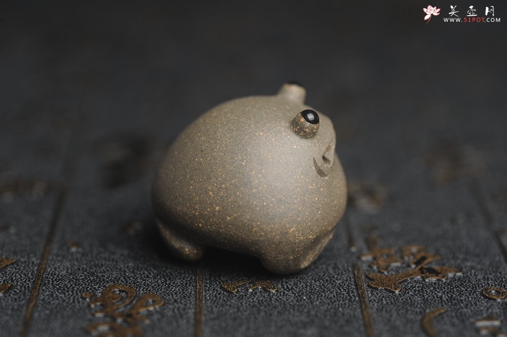 紫砂壶图片：美宠特惠 超可爱的精工青段萌蛤蟆紫砂茶宠摆件 长3.5cm宽4cm高3cm - 美壶网