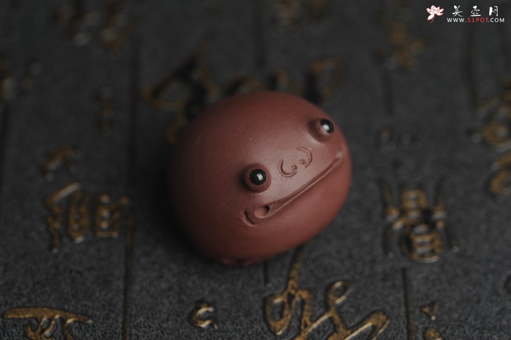 紫砂壶图片：美宠特惠 超可爱的精工紫泥萌蛤蟆紫砂茶宠摆件 长3.5cm宽4cm高3cm - 美壶网