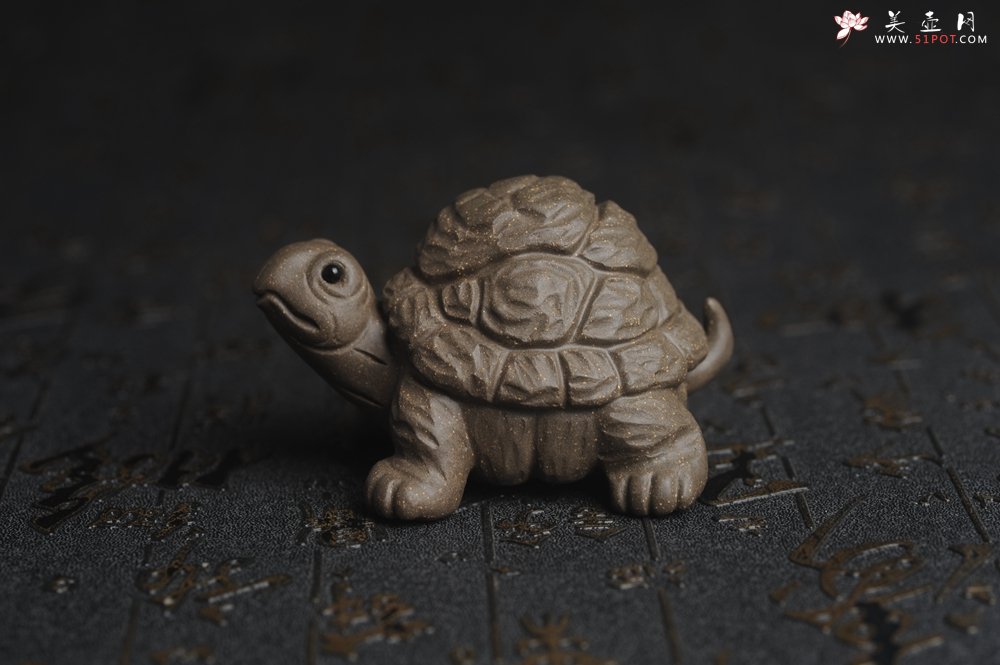 紫砂壶图片：美宠特惠精致青段石敢当 镇宅龟茶宠摆件长8cm宽6cm高4.5cm - 美壶网