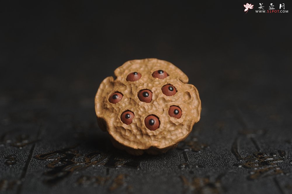 紫砂壶图片：美宠特惠 精致迷你紫砂小莲蓬茶宠摆件 莲子可动有趣 直径3.8cm高2.8cm左右 - 美壶网