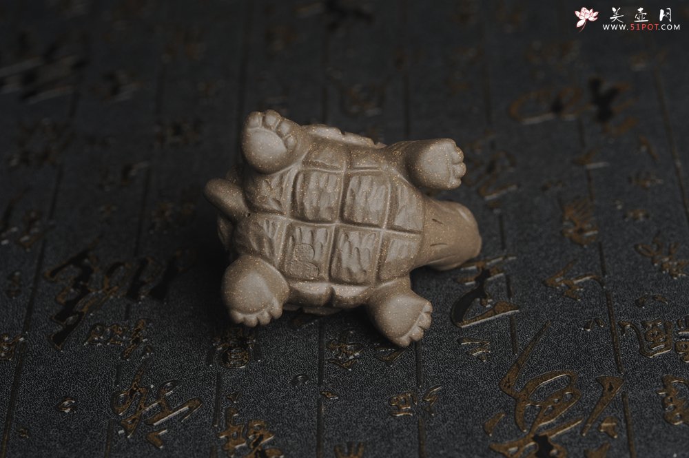 紫砂壶图片：美宠特惠精致青段石敢当 镇宅龟茶宠摆件长8cm宽6cm高4.5cm - 美壶网