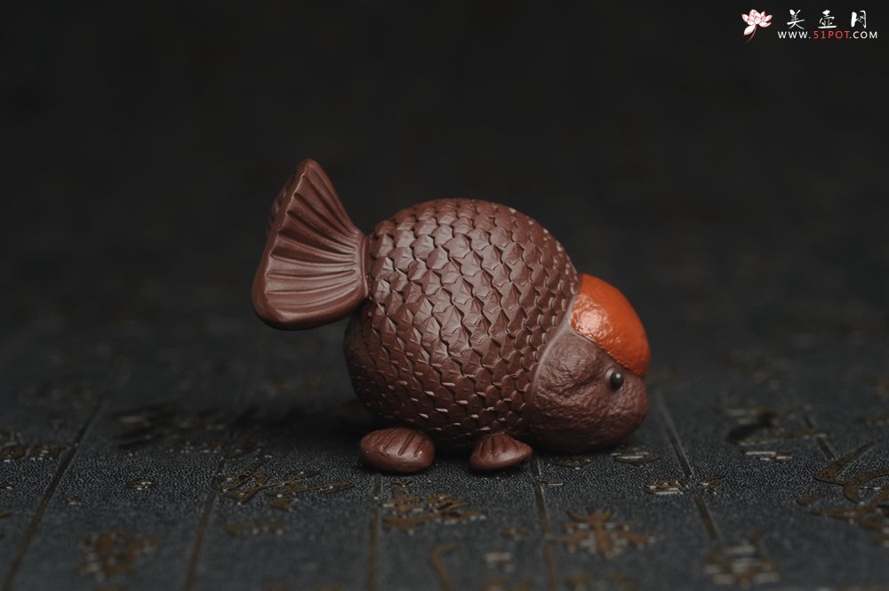 紫砂壶图片：美宠特惠 精致鸿运当头 金鱼紫砂茶宠摆件 长7.3cm宽5cm高5cm - 美壶网