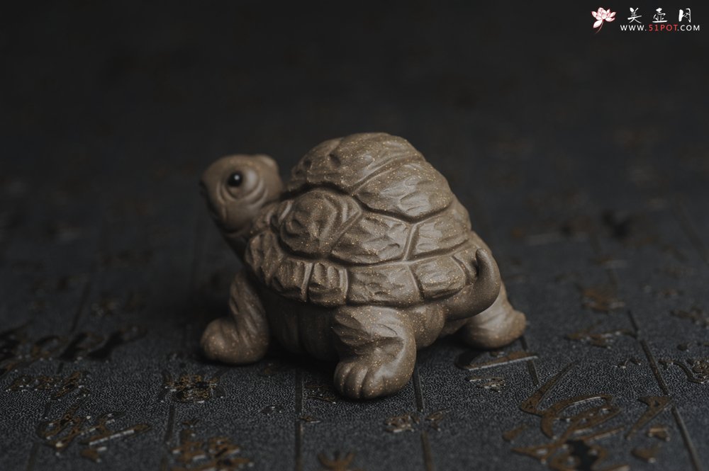 紫砂壶图片：美宠特惠精致青段石敢当 镇宅龟茶宠摆件长8cm宽6cm高4.5cm - 美壶网