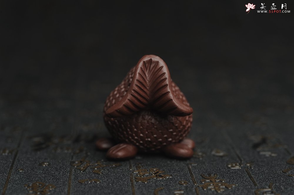 紫砂壶图片：美宠特惠 精致鸿运当头 金鱼紫砂茶宠摆件 长7.3cm宽5cm高5cm - 美壶网