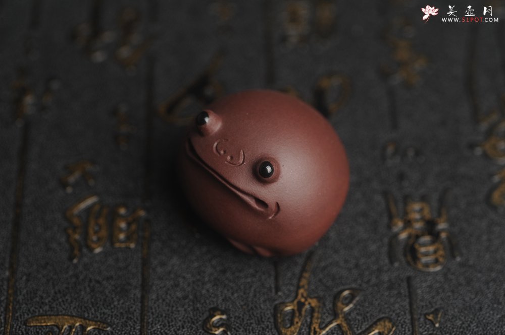 紫砂壶图片：美宠特惠 超可爱的精工紫泥萌蛤蟆紫砂茶宠摆件 长3.5cm宽4cm高3cm - 美壶网
