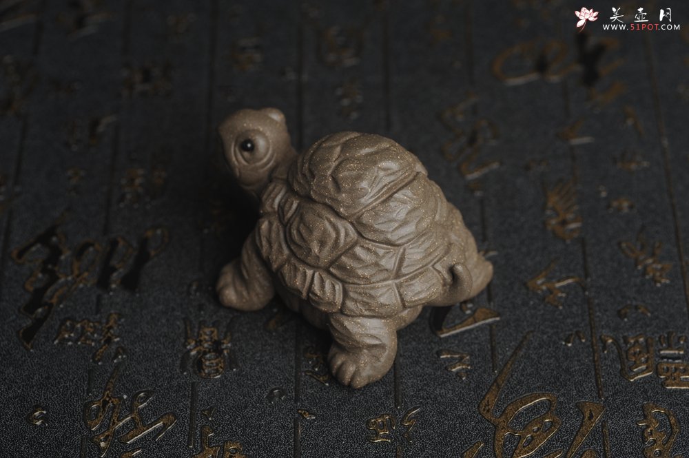 紫砂壶图片：美宠特惠精致青段石敢当 镇宅龟茶宠摆件长8cm宽6cm高4.5cm - 美壶网