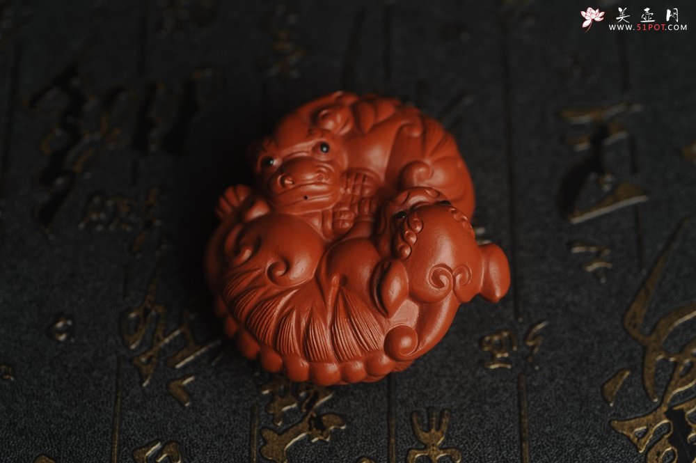 紫砂壶图片：美宠特惠 精致大红袍朱泥镇宅对狮子紫砂茶宠摆件 长6.5cm宽5.5cm高3.5cm - 美壶网