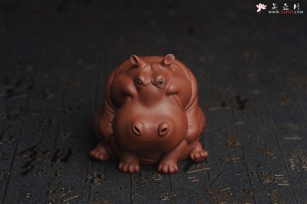 紫砂壶图片：美宠特惠 精品优质紫泥财大气粗 河马 紫砂茶宠摆件 长11cm宽8cm高8cm - 美壶网