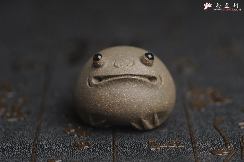 紫砂壶图片：美宠特惠 超可爱的精工青段萌蛤蟆紫砂茶宠摆件 长3.5cm宽4cm高3cm - 美壶网