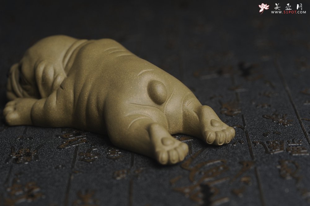 紫砂壶图片：美宠特惠 油润老青段沙皮狗茶宠 精工长13cm宽4到6.5cm高4cm - 美壶网