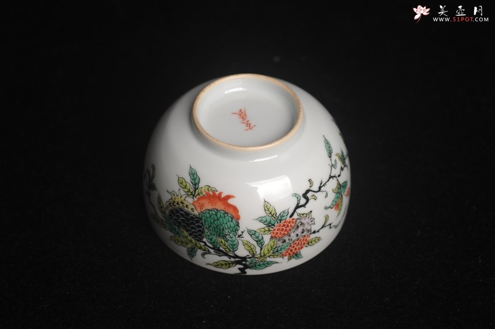 紫砂壶图片：玄辰器 精品古彩 石榴多子多福 笑口常开 主人杯压手杯 景德镇茶杯 茶人醉爱 - 美壶网