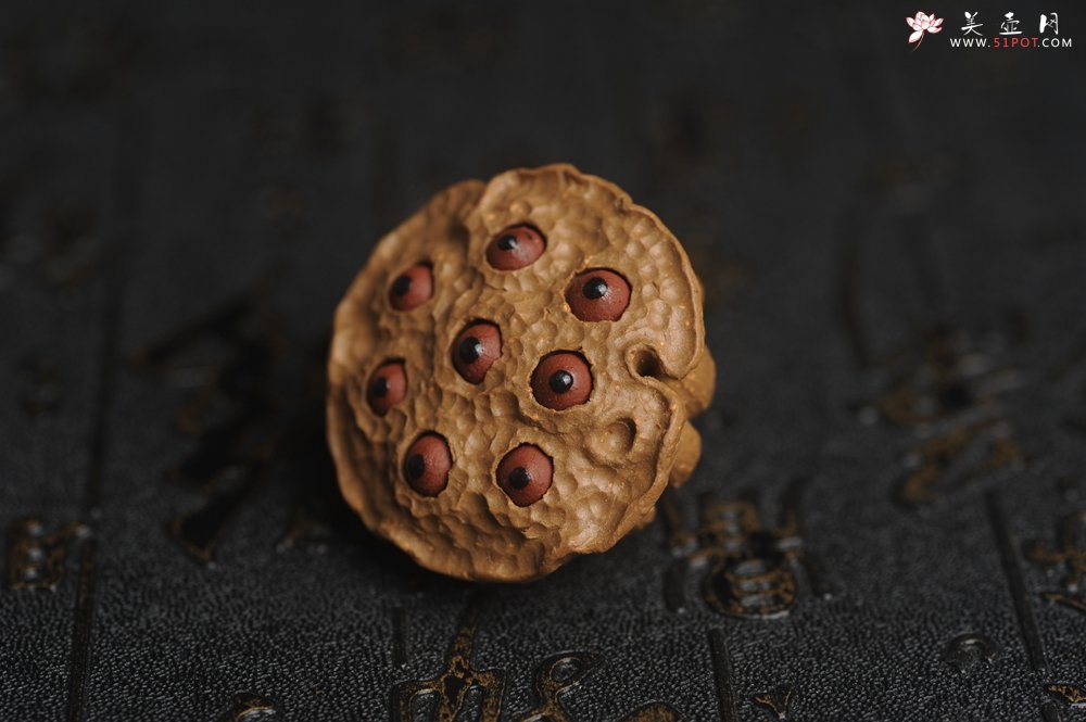 紫砂壶图片：美宠特惠 精致迷你紫砂小莲蓬茶宠摆件 莲子可动有趣 直径3.8cm高2.8cm左右 - 美壶网