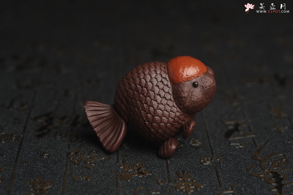 紫砂壶图片：美宠特惠 精致鸿运当头 金鱼紫砂茶宠摆件 长7.3cm宽5cm高5cm - 美壶网