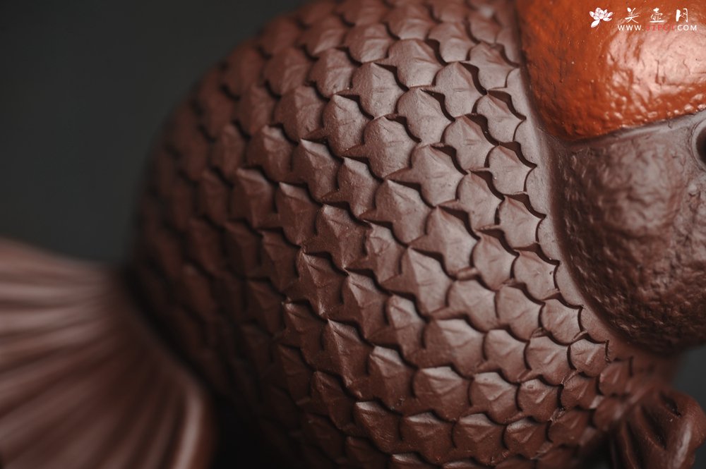 紫砂壶图片：美宠特惠 精致鸿运当头 金鱼紫砂茶宠摆件 长7.3cm宽5cm高5cm - 美壶网