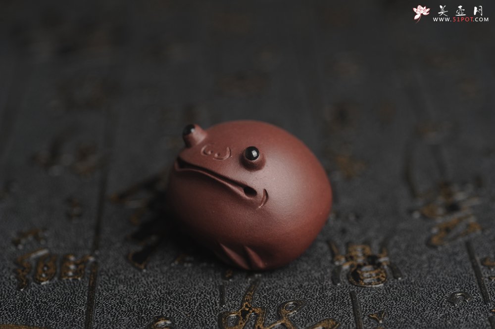 紫砂壶图片：美宠特惠 超可爱的精工紫泥萌蛤蟆紫砂茶宠摆件 长3.5cm宽4cm高3cm - 美壶网