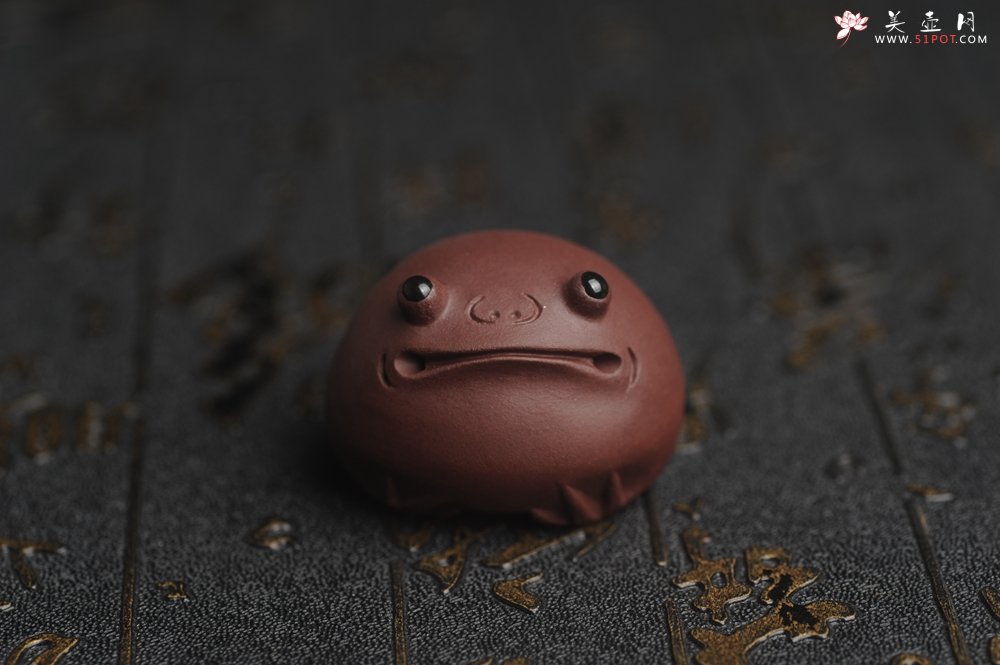 紫砂壶图片：美宠特惠 超可爱的精工紫泥萌蛤蟆紫砂茶宠摆件 长3.5cm宽4cm高3cm - 美壶网