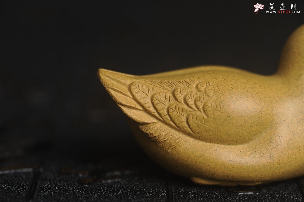 紫砂壶图片：美宠特惠 超精工特好黄段泥小黄鸭茶宠摆件 呆萌 长6宽2.5高3cm - 美壶网