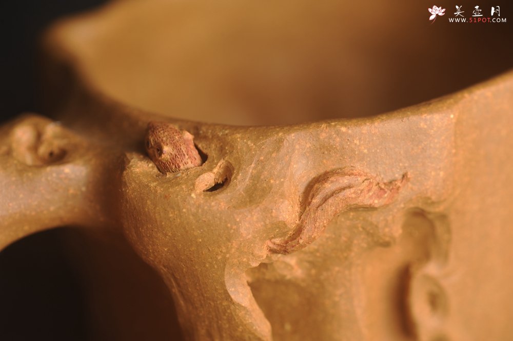 紫砂壶图片：美杯精品特惠 实力演绎全手工老黄段泥松鼠杯 松鼠灵动 贴叶生动 不失为一把好杯 - 美壶网