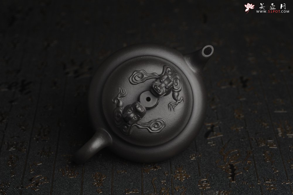 紫砂壶图片：美壶年底特惠 精致优质黑料双龙祥云壶 - 美壶网