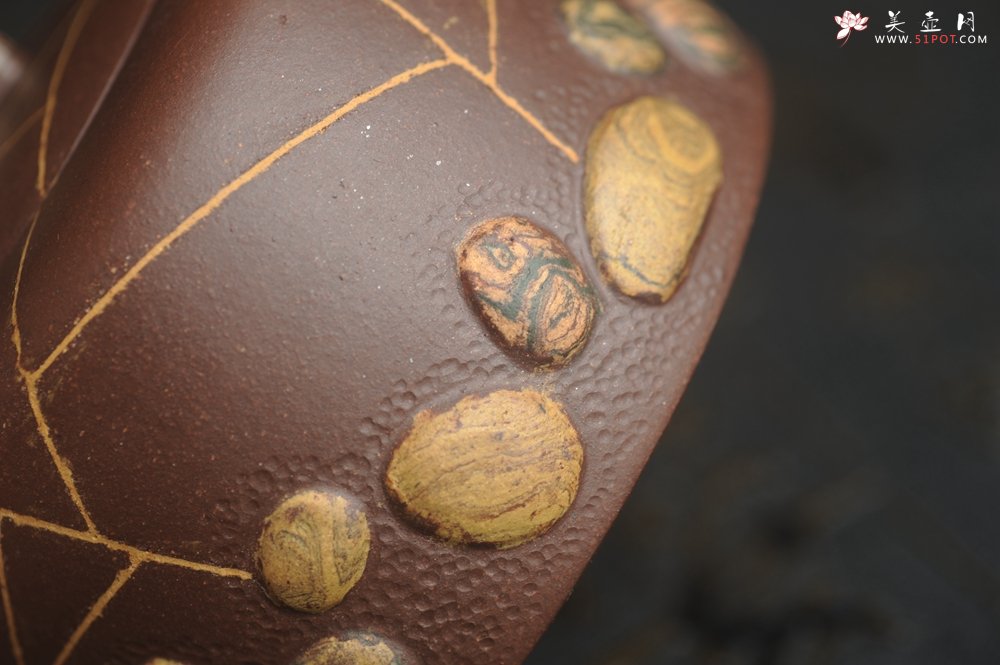 紫砂壶图片：美壶特惠 沈老师年末精工老紫泥冰纹 绞泥紫砂雨花石 井栏套壶 一壶200cc 二杯（每杯88cc） - 美壶网