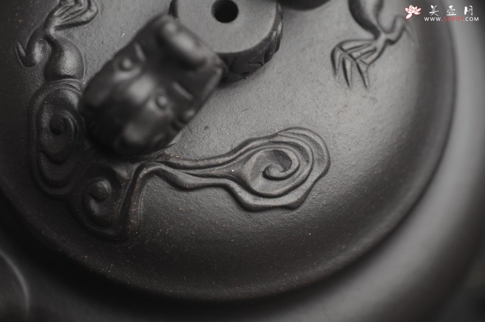 紫砂壶图片：美壶年底特惠 精致优质黑料双龙祥云壶 - 美壶网