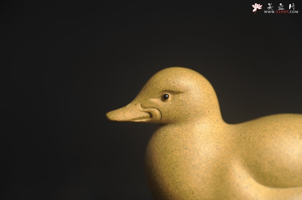 紫砂壶图片：美宠特惠 超精工特好黄段泥小黄鸭茶宠摆件 呆萌 长6宽2.5高3cm - 美壶网