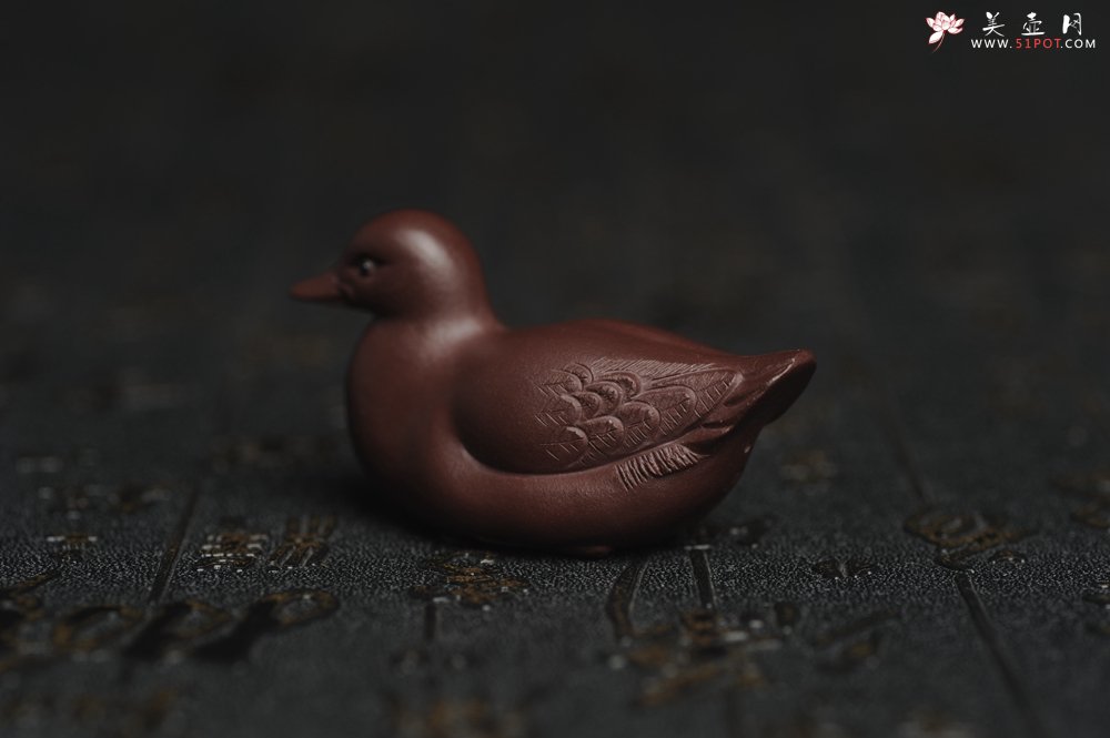 紫砂壶图片：美宠特惠 超精工特好紫泥呆萌小鸭茶宠摆件 长6宽2.5高3cm - 美壶网