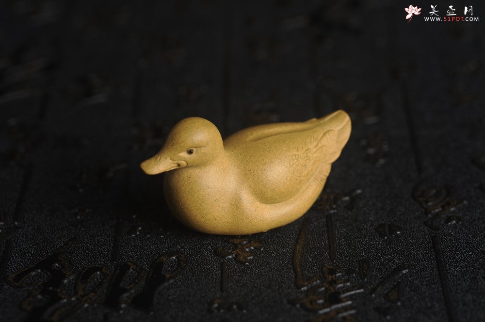 紫砂壶图片：美宠特惠 超精工特好黄段泥小黄鸭茶宠摆件 呆萌 长6宽2.5高3cm - 美壶网